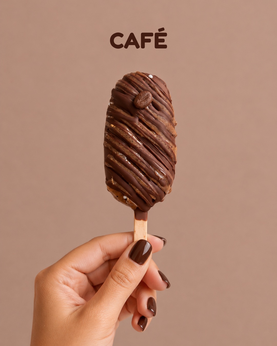 Bâtonnet glacé Café enrobé de chocolat et grain de café torréfié, sur fond brun