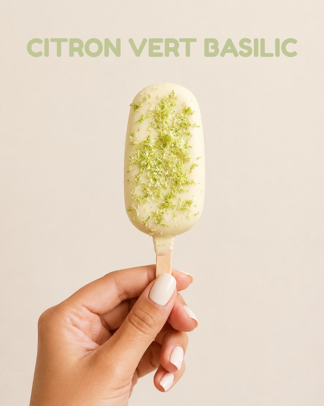 Bâtonnet glacé Citron Vert Basilic aux zestes verts, sur fond crème