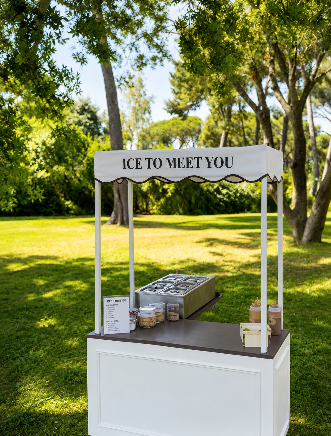 Stand Ice to Meet You installé dans un parc ombragé